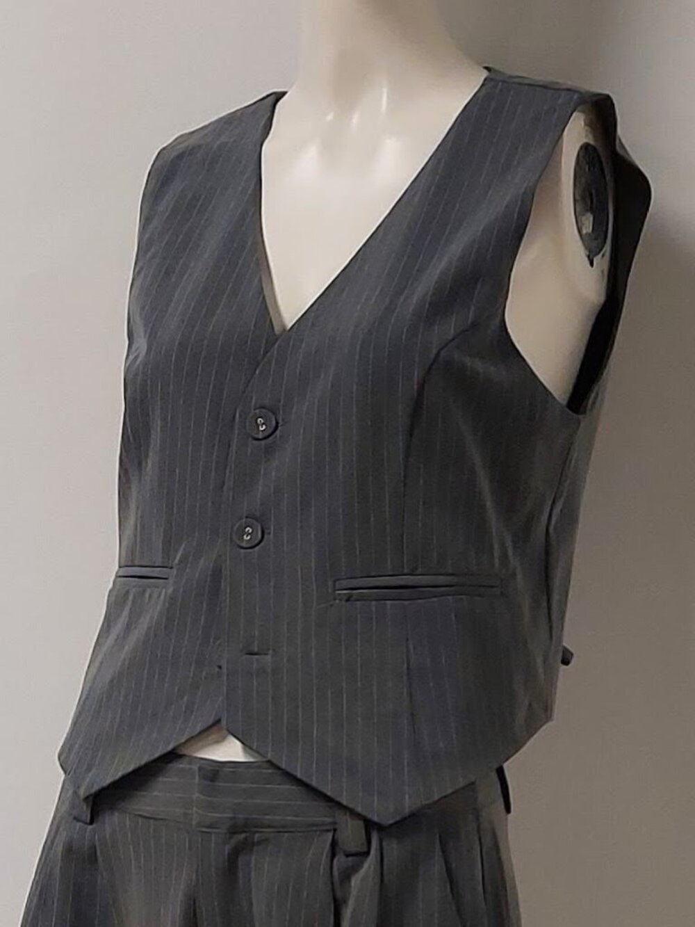 DISSH Grey/White Pinstripe Tailored Vest Size: 4